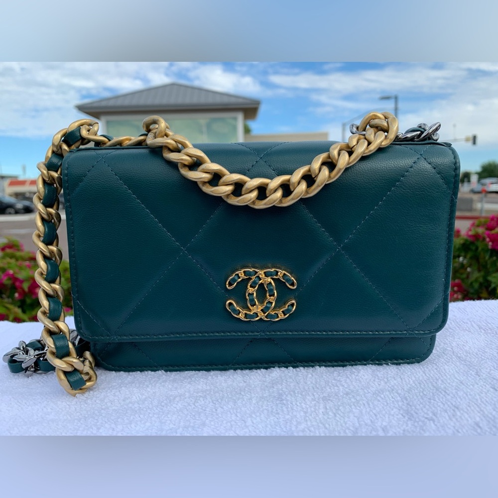 CHANEL 19 WOC Wallet on Chain Lambskin Dark Green Bag
